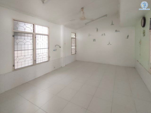 *****บ้านเดี่ยวมือสองย่านกรุงเทพฯ ม.โชคชัย4 ซอย41 เนื้อที่กว้างขวางมากถึง 62 ตร.ว. พร้อมฟังก์ชัน 5 ห้องนอน 3 ห้องน้ำ ที่จอดรถ 3 คัน บ้านสวย มีพื้นที่รอบบ้านกว้างขวาง สภาพใหม่ บนทำเลใจกลางเมือง เดินทางสะดวก  เชื่อมต่อถนนลาดพร้าว ประดิษฐ์มนูธรรม